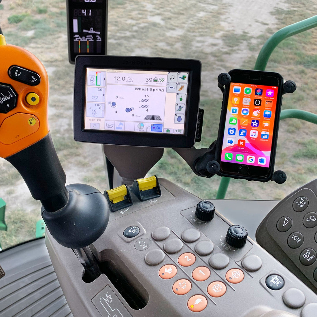 Best Phone Holder for a John Deere Combine: No-Drill Mounting Options